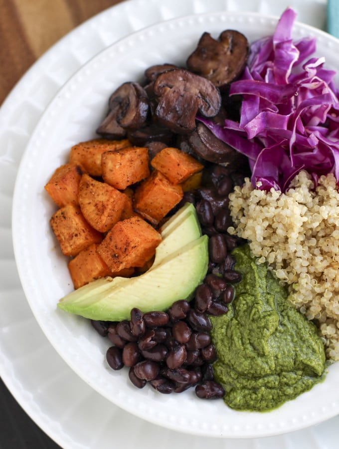 Loaded veggie quinoa bowls that are low calorie but high on flavor! Easy meals to prepare in bulk for a few days of healthy meals!