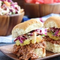 dine venner og familie vil ikke tro det når de prøver denne vegan pulled pork-oppskriften og innser at det egentlig ikke er kjøtt! Det er så bra! Søt, tangy whisky ananas BBQ saus + sakte komfyr + trukket jackfruit = himmelen!