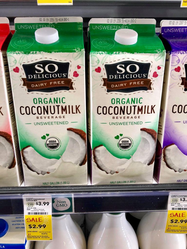ホールフーズの棚にあるSo Deliciousの無糖ココナッツミルクの2つのコンテナです。