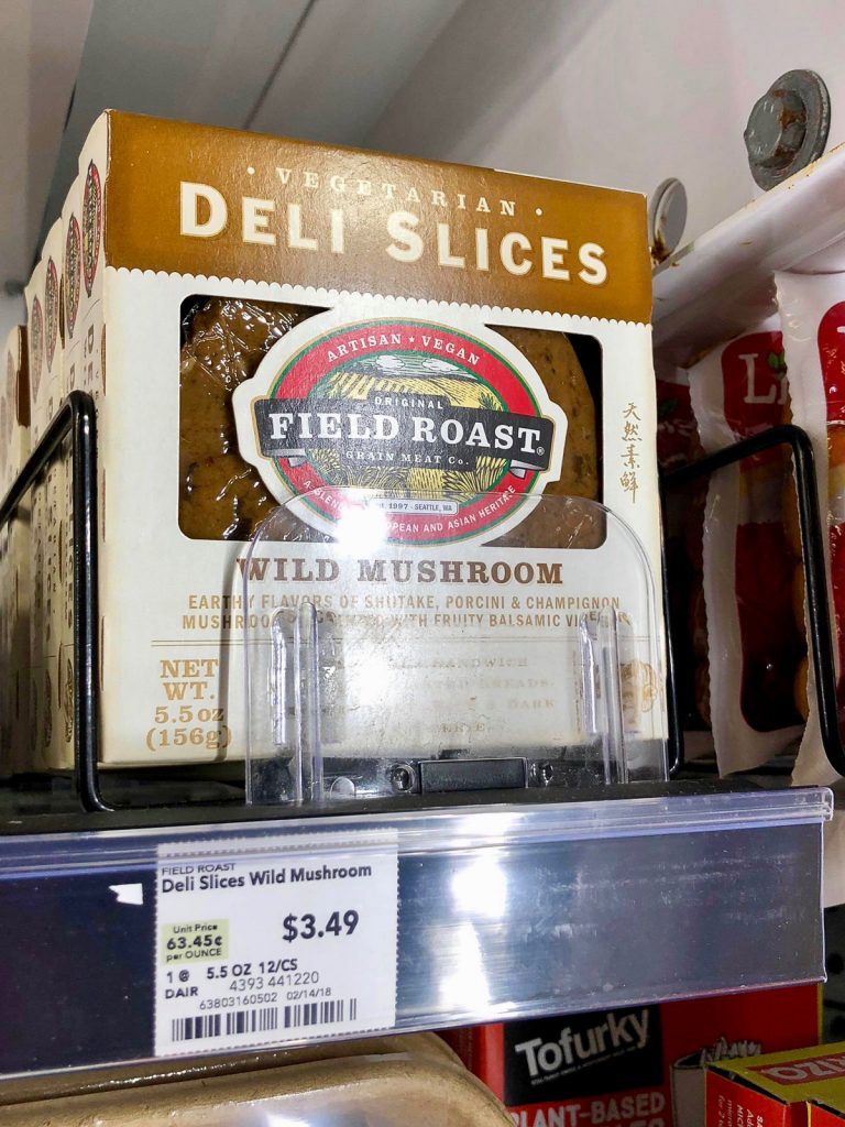 ホールフーズの棚にあるField Roast Deli Slicesのパッケージ。