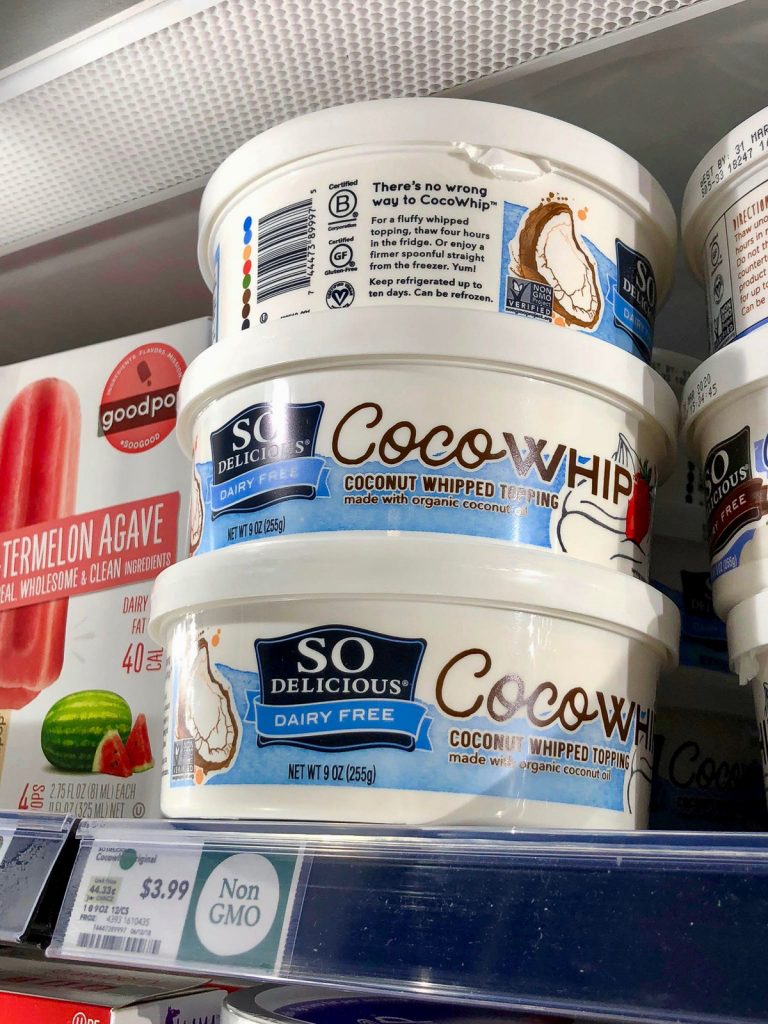 ホールフーズの棚にあるSo Deliciousのヴィーガン・ココ・ホイップの3つのチューブ。