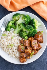 Crispy baked tofu with broccoli and rice