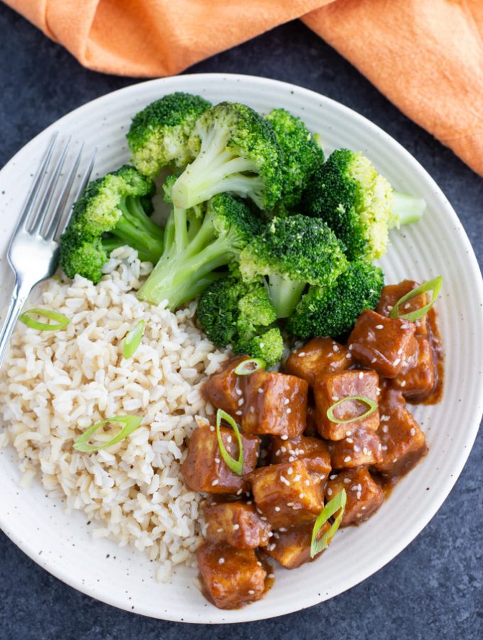 Crispy baked tofu with broccoli and rice